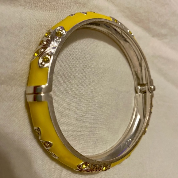 Pretty enamel snap bracelet Yellow with Gold tone flower accents - Picture 2 of 12